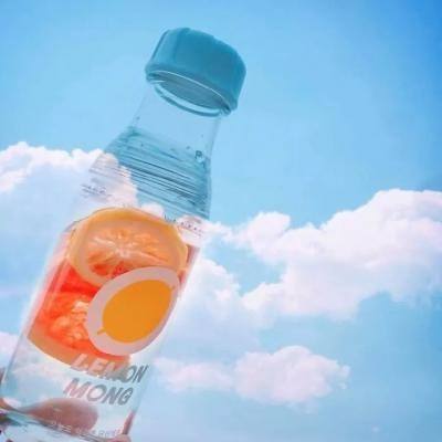 爱屋及乌？关晓彤穿短裙踢足球 向男友鹿晗靠齐